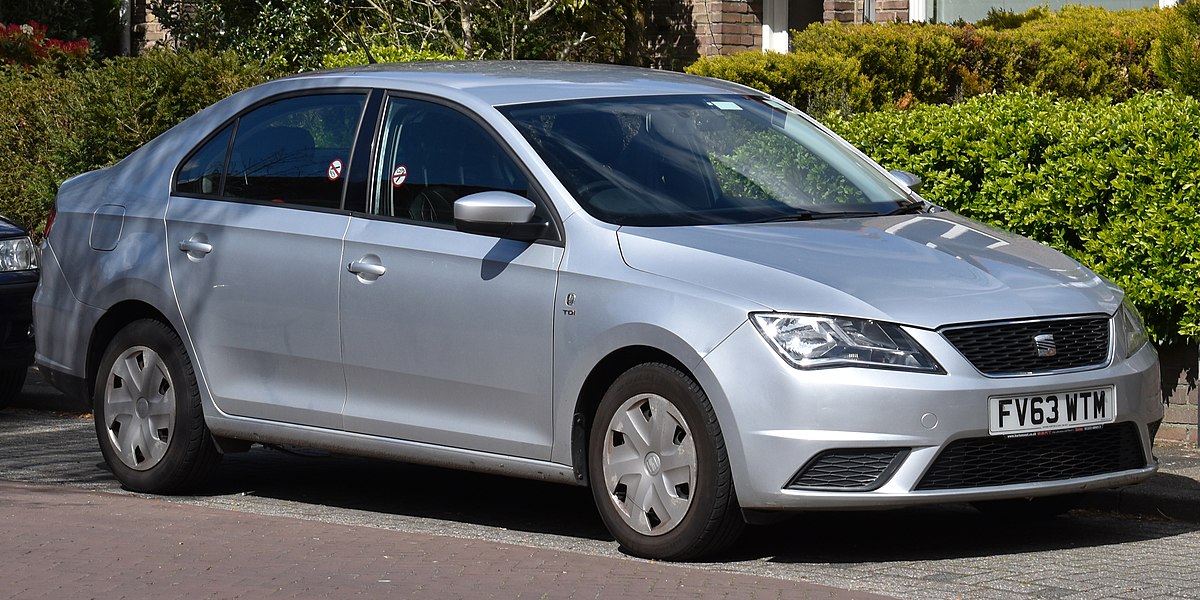 Seat Toledo 2014 soittimen, kaiuttimien ja subbarin asennus Seat Toledo 2014 soittimen, kaiuttimien ja subbarin asennus