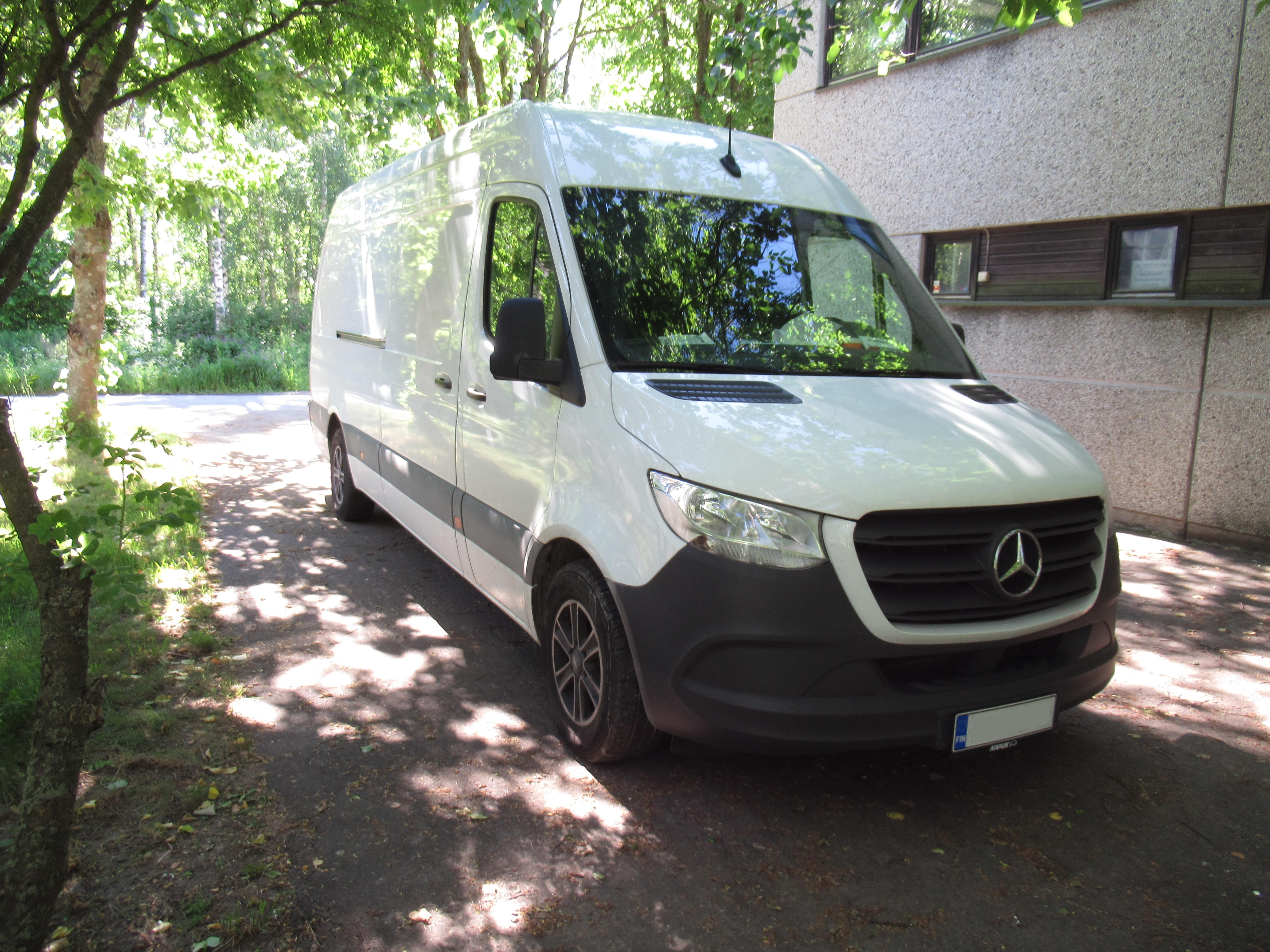 Mercedes Benz Sprinter 2019 aktiivisubwooferin asennus Mercedes Benz Sprinter 2019 aktiivisubwooferin asennus
