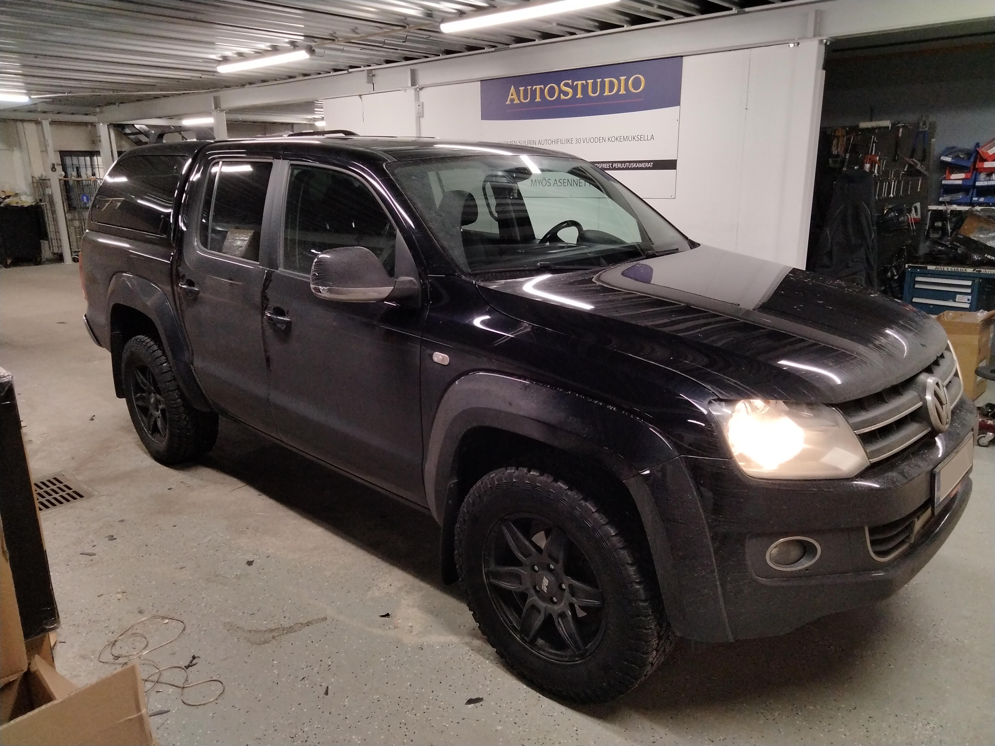 Volkswagen Amarok 2014 soittimen ja kaiuttimien asennus Volkswagen Amarok 2014 soittimen ja kaiuttimien asennus