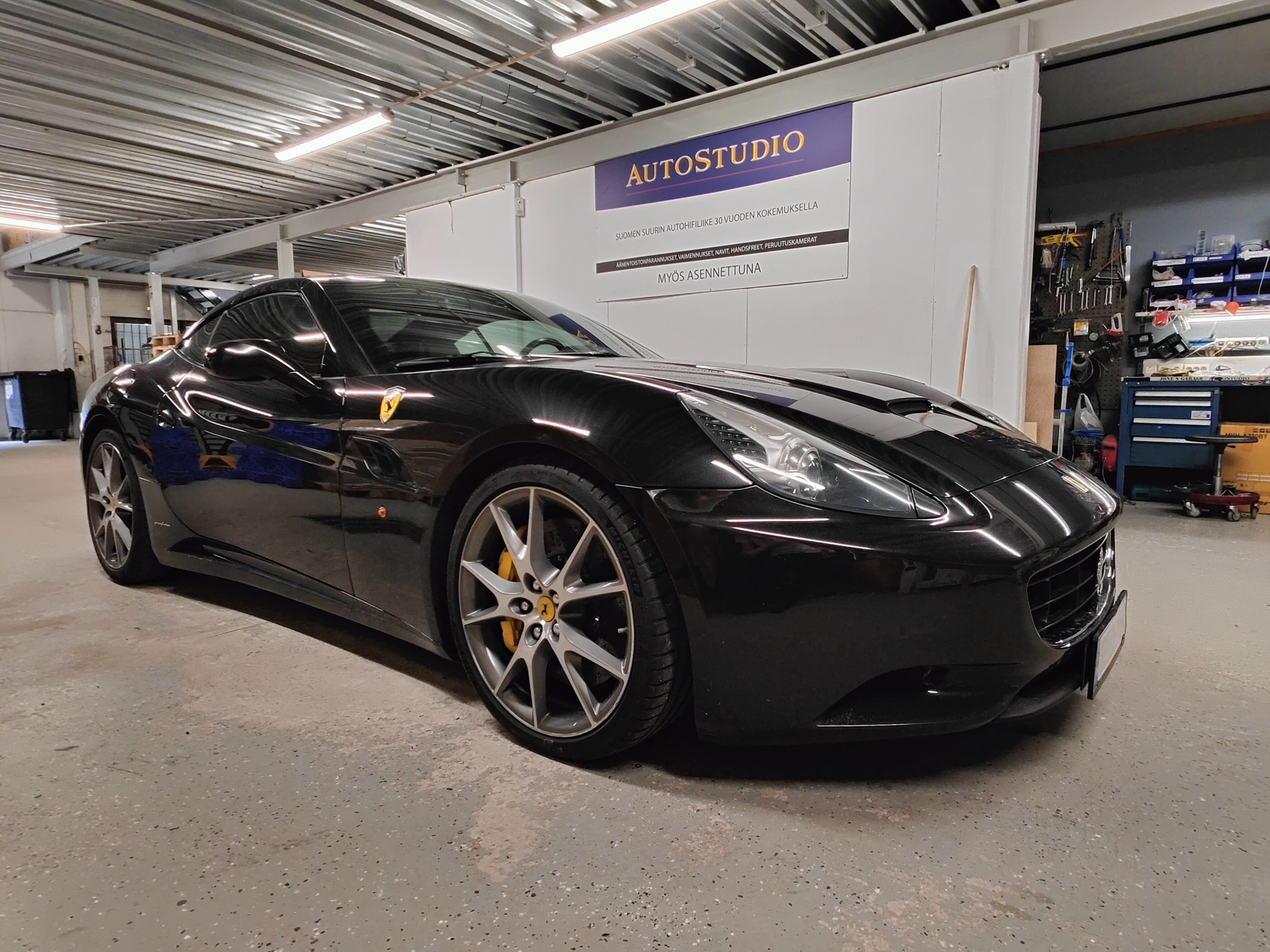Ferrari California 2009 soittimen ja kaiuttimien asennus Ferrari California 2009 soittimen ja kaiuttimien asennus