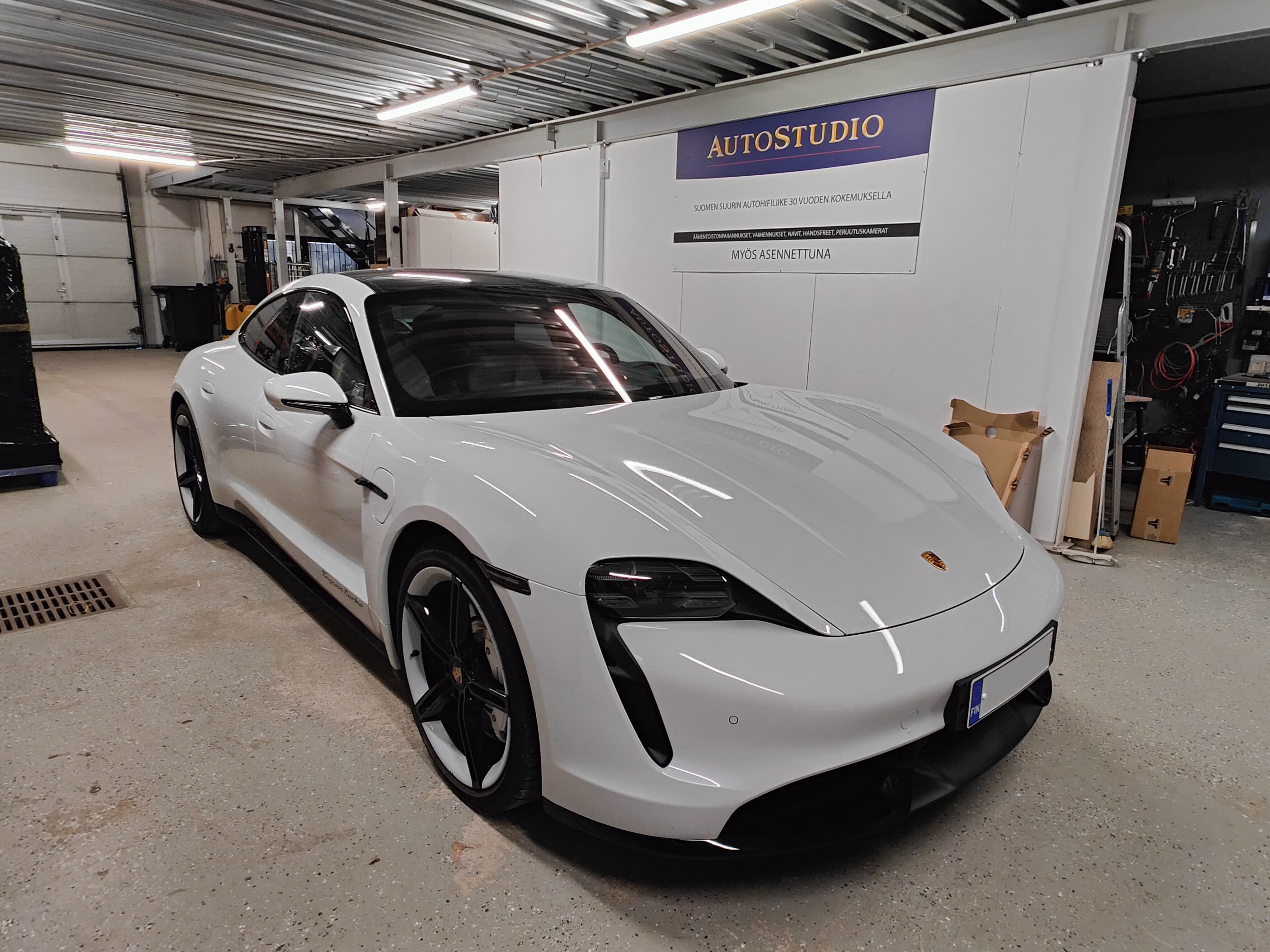 Porsche Taycan 2022 kaiuttimien asennus ja vaimennus Porsche Taycan 2022 kaiuttimien asennus ja vaimennus