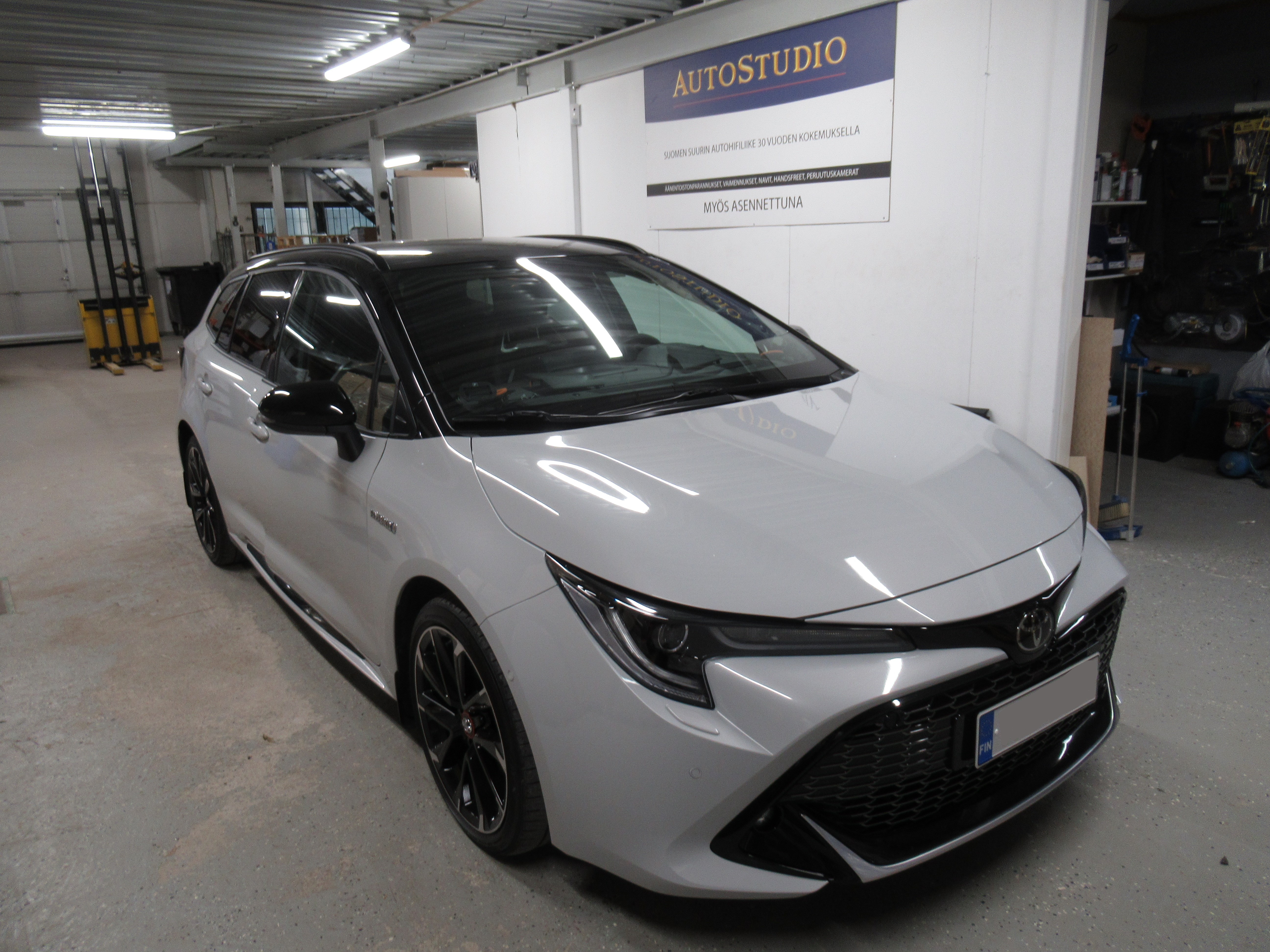 Toyota Corolla hybrid 2020 kaiuttimien asennus ja ovien vaimennus Toyota Corolla hybrid 2020 kaiuttimien asennus ja ovien vaimennus