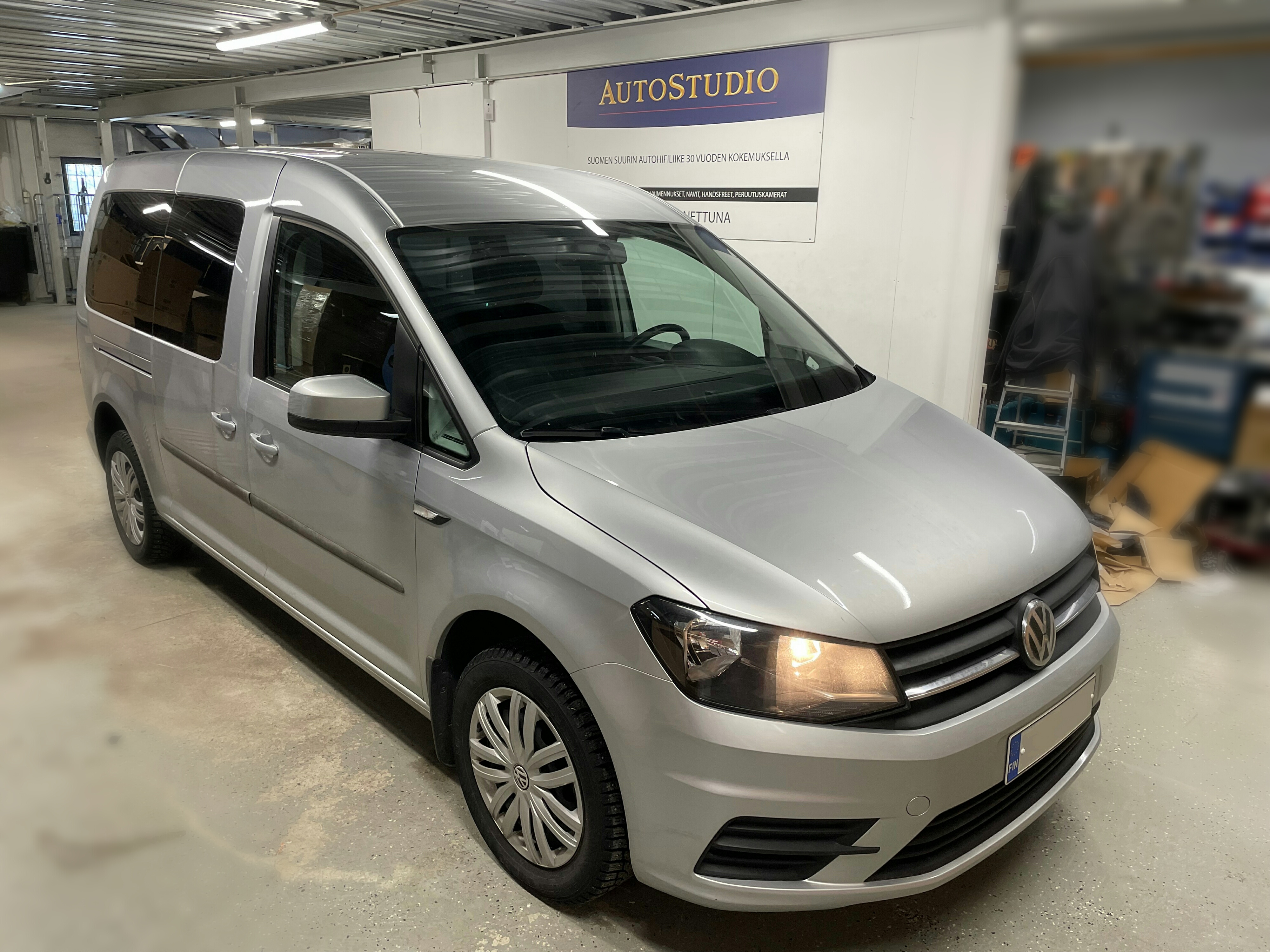 VW Caddy -20 soittimen ja kameran asennus VW Caddy -20 soittimen ja kameran asennus