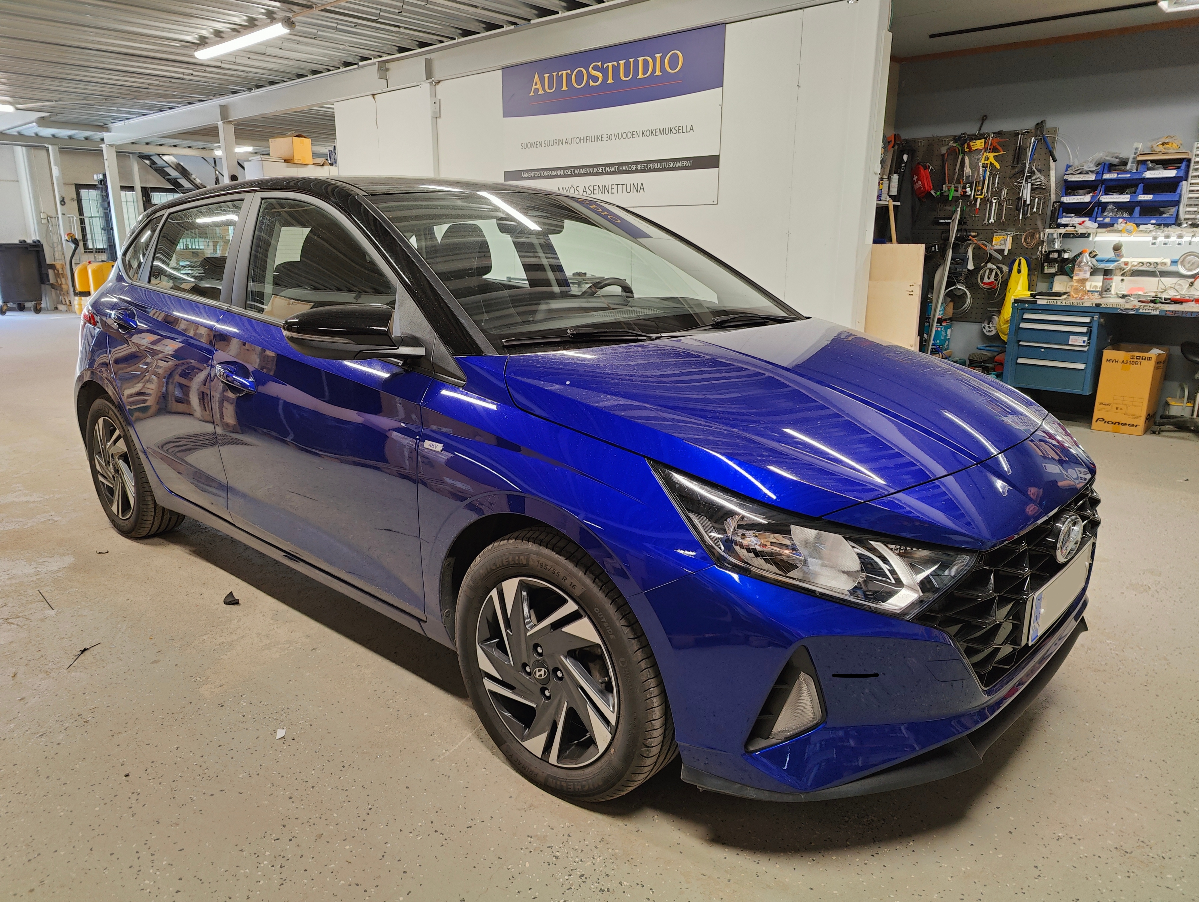 Hyundai i20 2021 kaiuttimien ja subwooferin asennus Hyundai i20 2021 kaiuttimien ja subwooferin asennus