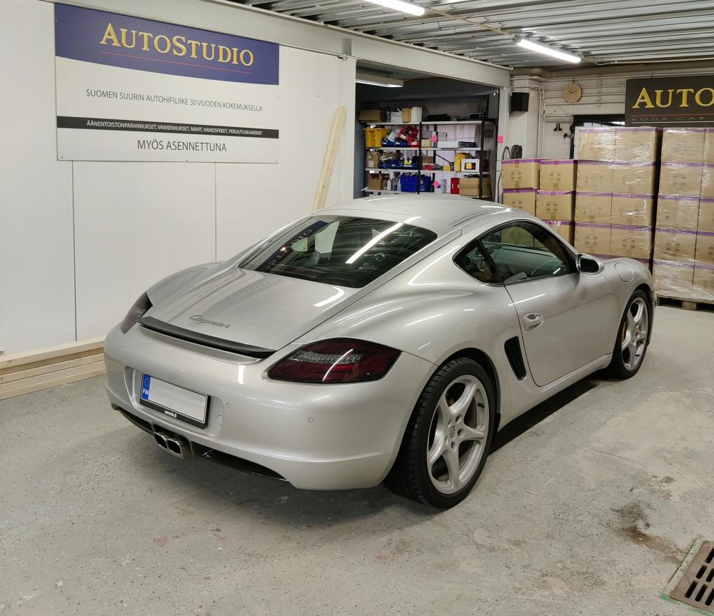 Porsche Cayman 2007 soittimen ja kaiuttimien asennus